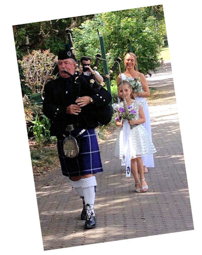 Piping in the bride: Scottish
                    wedding conducted by Jennifer Cram, Brisbane
                    Marriage Celebrant Jennifer Cram, Brisbane Marriage
                    Celebrant